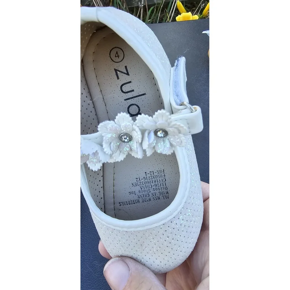 Zula Toddler Girl's Off-White Mary Janes embellished w/Flowers/Faux Stone SZ 4